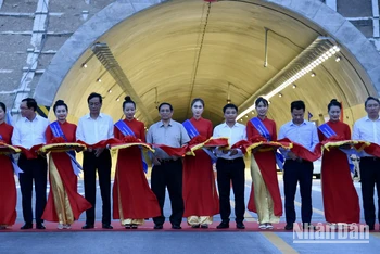 Thủ tướng Phạm Minh Chính và các đồng chí lãnh đạo thực hiện nghi thức cắt băng khánh thành 2 dự án đoạn tuyến cao tốc Cam Lâm-Vĩnh Hảo và Diễn Châu-Bãi Vọt.