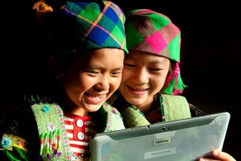 Không ngừng nâng cao đời sống vật chất và tinh thần, cùng với những chính sách nhân văn, bảo đảm tiến bộ và công bằng xã hội cho nhân dân. (Ảnh: tapchicongsan.org.vn)
