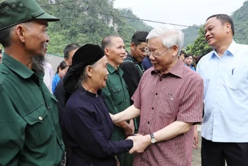 Tổng Bí thư Nguyễn Phú Trọng ân cần thăm hỏi nhân dân xã Sĩ Bình, huyện Bạch Thông, tỉnh Bắc Kạn. (Ảnh: TTXVN)