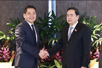 Chủ tịch Quốc hội Trần Thanh Mẫn tiếp ông Kevin Chng, Giám đốc Tài chính Tập đoàn Keppel. (Ảnh: TTXVN)