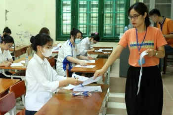 Thí sinh dự thi kỳ thi THPT quốc gia năm 2024 tại điểm thi Trường THPT Chu Văn An (Hà Nội). (Ảnh NGỌC MAI)