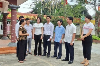 Cán bộ và nhân dân thị trấn Đoan Hùng, huyện Đoan Hùng, tỉnh Phú Thọ trao đổi kinh nghiệm xây dựng đời sống văn hóa ở khu dân cư.