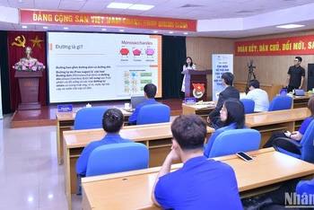 Phó Giáo sư, Tiến sĩ Vũ Thị Thu Hiền trình bày nghiên cứu tại Tọa đàm.