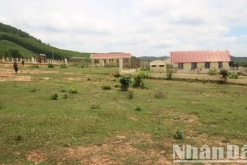 Các công trình phúc lợi như Nhà sinh hoạt cộng đồng và các trường học tại Dự án định canh, định cư xã Ea Yiêng được xây dựng khang trang nhưng bị bỏ hoang 3 năm nay.