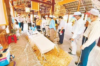 Du khách tham quan khu sản xuất hàng mỹ nghệ tại làng nghề Trường Sơn, Nha Trang. (Ảnh Phong Nguyên)
