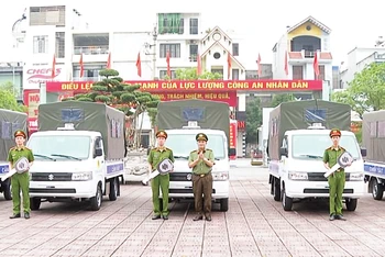 Công an tỉnh Thái Bình bàn giao xe cho lực lượng công an xã, thị trấn có địa bàn phức tạp.