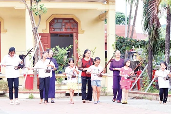 Các em học sinh học hát xẩm tại Câu lạc bộ xẩm Hà Thị Cầu.