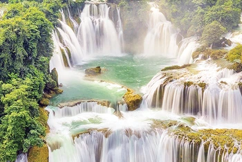 Dòng thác như dải lụa mềm vắt qua sườn núi. (Ảnh Đỗ Thành)