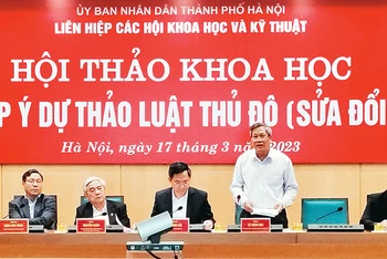 Hội thảo khoa học "Góp ý dự thảo Luật Thủ đô (sửa đổi)" do Liên hiệp các Hội Khoa học và Kỹ thuật Hà Nội tổ chức. (Ảnh MINH ANH)