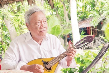 Ông Văn Đình Thanh và cây đàn Măng-đô-lin dạy học.