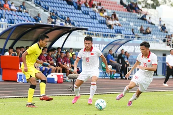 U23 Việt Nam (áo trắng) thắng thuyết phục U23 Malaysia 4-1. (Ảnh VFF)