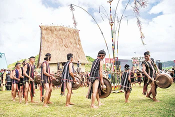 Biểu diễn cồng chiêng Tây Nguyên.