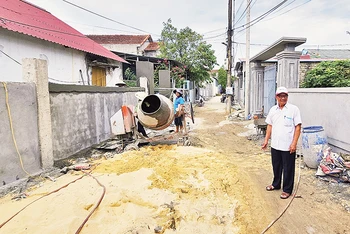 Một đoạn đường trong khu phố ở phường Ba Đồn được mở rộng để người dân đi lại được thuận lợi.
