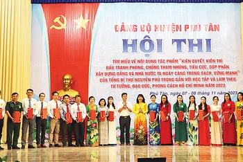 Ban tổ chức tặng quà lưu niệm cho các thí sinh tham gia hội thi.