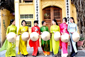 Một buổi trình diễn áo dài thêu tay trên phố cổ Hà Nội. (Ảnh Mai Lan)