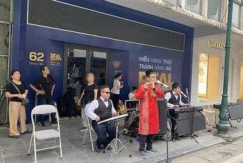 Nguyễn Đức Thiện (ngoài cùng bên phải) cùng ban nhạc “Nắng mới” biểu diễn trên phố đi bộ Hoàn Kiếm, Hà Nội.