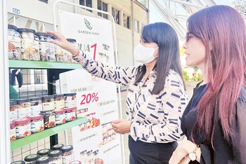 Người dân mua sắm thực phẩm phục vụ những ngày Tết tại các hội chợ ở Thành phố Hồ Chí Minh.