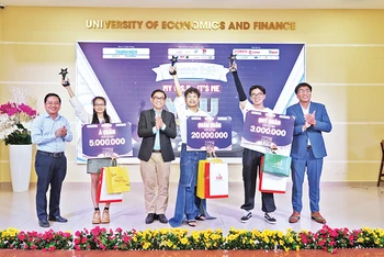 Các thí sinh đạt giải cao nhất ở bảng thi Đại học của cuộc thi “Xây dựng thương hiệu cá nhân” năm 2023. (Ảnh CTV)
