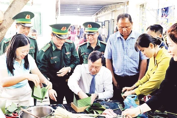 Các đại biểu tham gia gói bánh chưng tặng các gia đình chính sách, hộ nghèo trên địa bàn biên giới tỉnh Đắk Lắk.