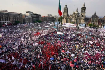 Người dân theo dõi ứng cử viên Tổng thống Mexico vận động tranh cử. (Ảnh MERCURY NEWS)