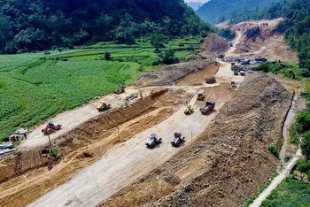 Những kilomet đầu tiên trên tuyến đường bộ cao tốc Đồng Đăng (Lạng Sơn)-Trà Lĩnh (Cao Bằng) đang được khẩn trương thi công. (Ảnh Đặng ANh Tuấn)