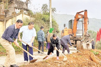 Xã Đông Minh, huyện Yên Minh mở rộng đường giao thông chào mừng Đại hội Mặt trận Tổ quốc các cấp. (Ảnh PHẠM HOAN)