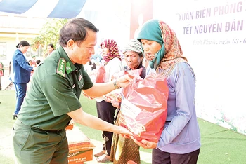 Lãnh đạo Bộ đội Biên phòng tỉnh Bình Phước trao quà tặng đồng bào dân tộc thiểu số nhân dịp Tết Nguyên đán Ất Tỵ 2025.