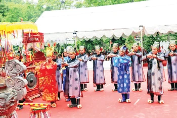 Đội nam quan thực hành tế, lễ thần Đồng Cổ.