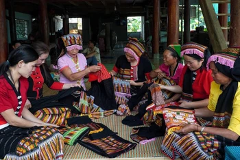 Người dân tộc Thái ở xã Châu Thành, huyện Quỳ Hợp, Nghệ An dệt thổ cẩm. Ảnh: ĐÌNH PHƯỢNG