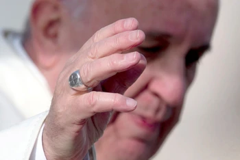[Video] Vatican phá hủy chiếc nhẫn quyền lực sau khi Giáo hoàng Francis qua đời