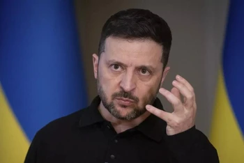 [Video] Tổng thống Zelensky phản ứng gay gắt sau cuộc điện đàm Putin – Trump