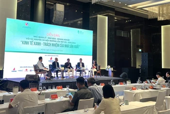Các diễn giả trao đổi thông tin tại diễn đàn.