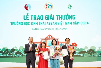 Thứ trưởng Tài nguyên và Môi trường trao giải Nhất cho các cấp Tiểu học, Trung học cơ sở, Trung học phổ thông. 