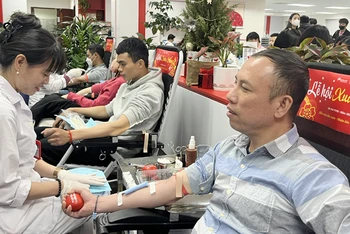 Người dân tham gia hiến máu tình nguyện tại buổi khai mạc Lễ hội Xuân hồng năm 2025 với thông điệp “Hiến máu đầu xuân- Nhân lên hạnh phúc”. 