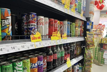 Đồ uống có đường được bày bán tại một siêu thị trên địa bàn Hà Nội.