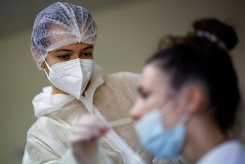 Lấy mẫu xét nghiệm Covid-19. Ảnh: Reuters