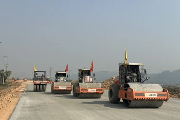 Thi công trên công trường quốc lộ 45-Nghi Sơn.