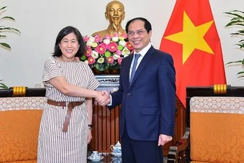 Bộ trưởng Ngoại giao Bùi Thanh Sơn và Đại diện Thương mại Mỹ. (Ảnh: Báo Thế giới và Việt Nam)
