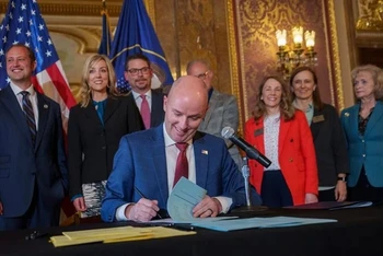 Thống đốc bang Utah Spencer Cox ký ban hành luật yêu cầu các trang mạng xã hội tăng cường quyền giám sát cho cha mẹ. (Nguồn: Independent)