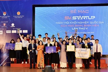 Ðại diện các dự án đoạt giải tại cuộc thi Học sinh, sinh viên với ý tưởng khởi nghiệp năm 2023. (Ảnh: moet.gov.vn)
