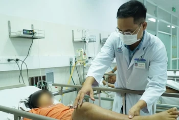 Bác sĩ thăm, khám cho bệnh nhân bị ngộ độc botulinum.