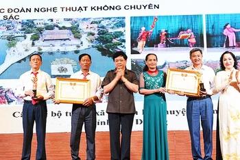 Trao Giải thưởng Đào Tấn cho đại diện các đoàn nghệ thuật bán chuyên xuất sắc.