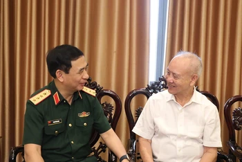 Đại tướng Phan Văn Giang thăm, tặng quà Đại tướng Phạm Văn Trà. Ảnh: Báo Quân đội nhân dân