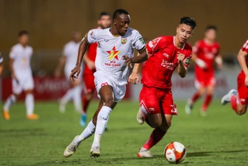 Viettel (áo đỏ) có chiến thắng 4-0 trước Hồng Lĩnh Hà Tĩnh. 