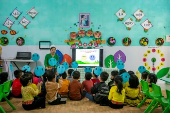 Giờ dạy của cô giáo Bùi Thị Hiền, Phó Hiệu trưởng Trường mầm non Vĩnh Tiến.