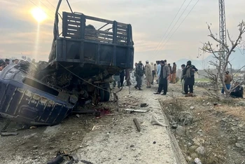 Hiện trường vụ đánh bom xe cảnh sát ở tỉnh Khyber Pakhtunkhwa, Tây Bắc Pakistan ngày 8/1/2024. (Ảnh: THX/TTXVN)