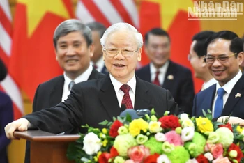 Tổng Bí thư Nguyễn Phú Trọng phát biểu với báo chí Việt Nam, Hoa Kỳ và quốc tế thông tin về kết quả tốt đẹp của cuộc hội đàm và tuyên bố nhất trí nâng quan hệ Việt Nam-Hoa Kỳ lên Đối tác Chiến lược Toàn diện vì Hòa bình, Hợp tác và Phát triển bền vững.