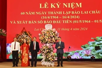 Đồng chí Lê Quốc Minh, Ủy viên Trung ương Đảng, Tổng Biên tập Báo Nhân Dân, Phó Trưởng Ban Tuyên giáo Trung ương, Chủ tịch Hội Nhà báo Việt Nam tặng hoa chúc mừng Báo Lai Châu.