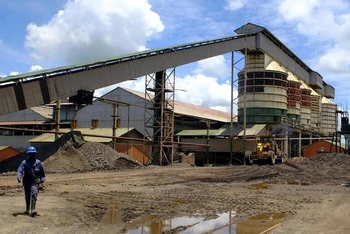 Một công nhân đi gần máy tập trung đồng của một công ty khai thác mỏ tại Congo. Ảnh: REUTERS