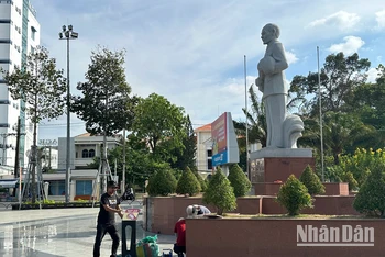 Nhóm kỹ thuật lắp đặt thiết bị NFC tại Công viên 30/4, thành phố Sóc Trăng.